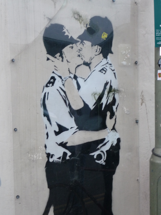 The kissing policemen !